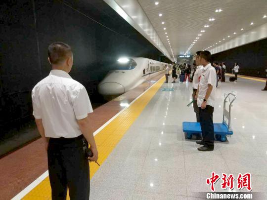 图为双流机场高铁站工作人员等待装有“空铁联运”快件的动车组的进站 钟欣 摄